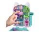 Une main d'enfant interagit avec un coffret compact Polly Pocket Gumball Bear.