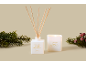 Bougie et diffuseur de Noël parfum flocon de vanille, avec branches de sapin.