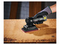 Une main utilise une ponceuse Parkside pour poncer du bois.