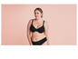 Une femme portant un soutien-gorge et une culotte noirs.