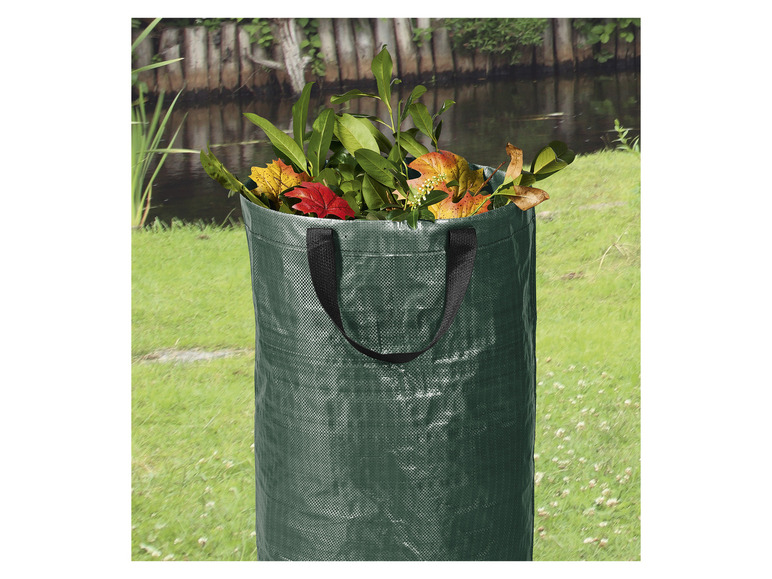 Un sac poubelle vert rempli de déchets de jardin.