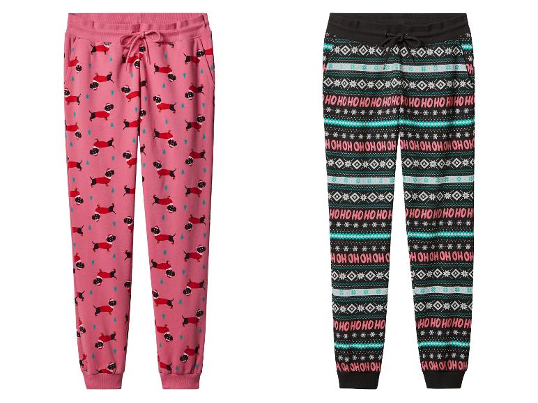 Deux pantalons de pyjama sur le thème de Noël : un rose avec des teckels et un noir avec un motif hivernal.