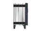 Radiateur à bain d'huile noir à sept ailettes et roulettes, avec interrupteur marche/arrêt.