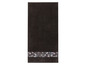 Une serviette marron foncé avec un motif floral