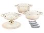 Ensemble de trois casseroles en fonte crème avec couvercle et quatre protections grises.