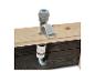 Robinet jouet gris avec tuyau connecté à une table en bois.