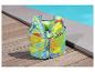 Veste de flottaison SwimSafe pour enfant, motifs géométriques, près d'une piscine.