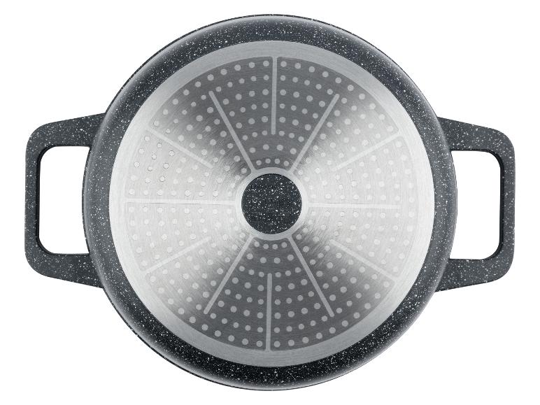 Une poêle noire avec une texture de pierre et un fond en acier