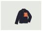 Une veste en polaire bleu foncé avec des détails orange.
