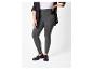 Femme en leggings gris et chaussures noires.