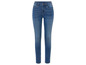 Un jean skinny bleu pour femme.
