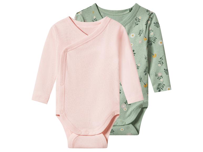 Deux bodies bébé à manches longues : un rose uni et un vert à imprimé floral.