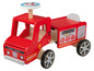 Un camion de pompiers en bois rouge avec des roues