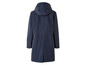 Un imperméable bleu marine à capuche.