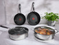 Deux poêles Tefal antiadhésives et une casserole avec un couvercle.