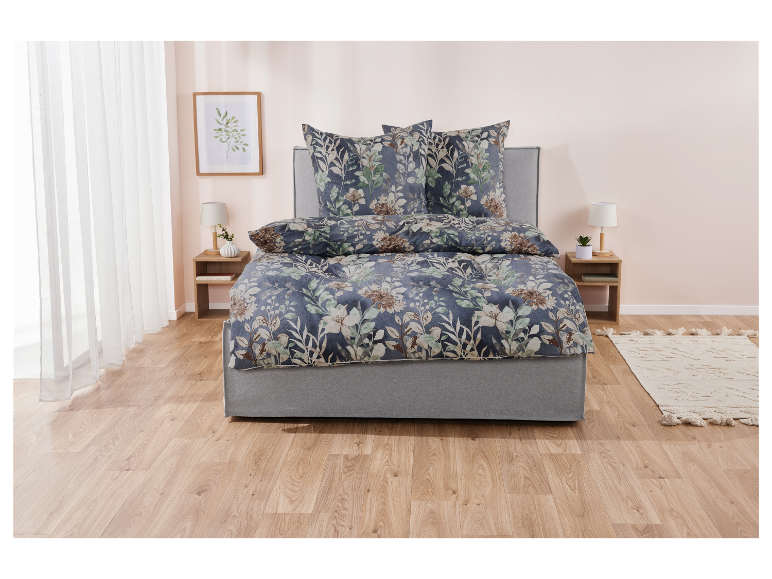 Parure de lit florale dans des tons bleus et beiges.