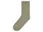 Une paire de chaussettes beiges.