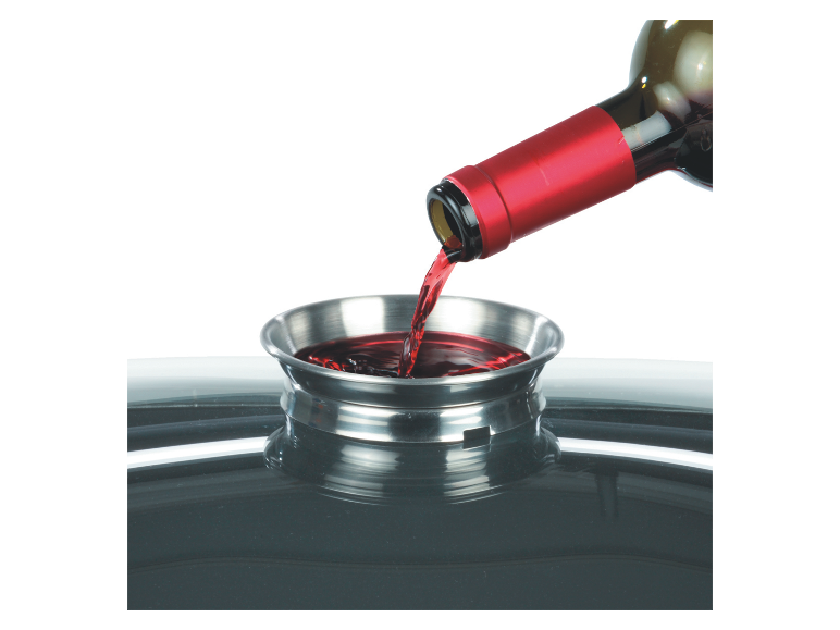 Vin rouge versé dans la rôtissoire rectangulaire GSW Gourmet Induktion