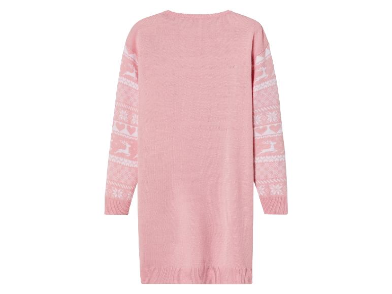 Un pull rose avec des motifs de rennes et de flocons de neige blancs.