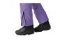 Pantalon de ski violet et bottes de snowboard noires.