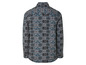 Une chemise grise à manches longues avec un motif géométrique bleu azur et noir.