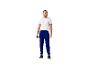 Homme en t-shirt blanc et pantalon de jogging bleu marine tenant une bouteille.
