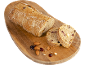 Pain aux fruits secs et noix sur une planche à découper en bois.