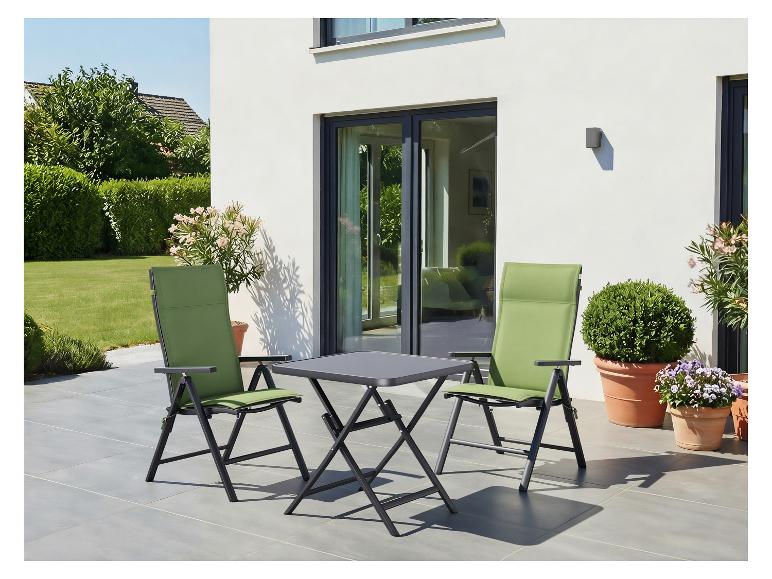 Ensemble de mobilier de jardin avec deux chaises vertes et une table grise sur une terrasse.