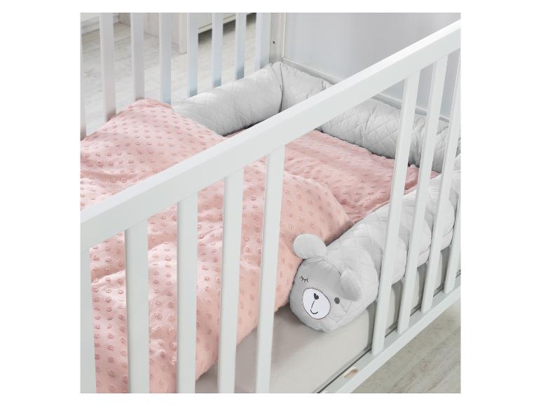 Lit bébé blanc avec literie rose et tour de lit gris en forme d'ours.