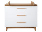 Commode blanche à trois tiroirs avec un plateau en bois