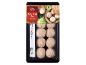 Raviolis chinois à la viande, Siao Long Pao, dans un emballage noir avec des baguettes.