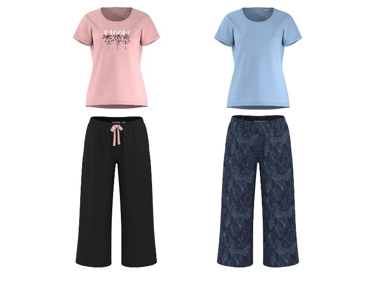 Pyjama femme avec t-shirt rose à imprimé floral et pantalon noir, et pyjama bleu avec pantalon à motifs.