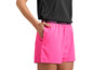 Une femme portant un short de sport rose avec une bande 'Relive'