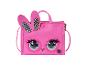 Un sac rose avec des oreilles de lapin et de grands yeux.