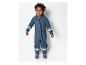 Un enfant heureux dans une combinaison de pluie bleue.