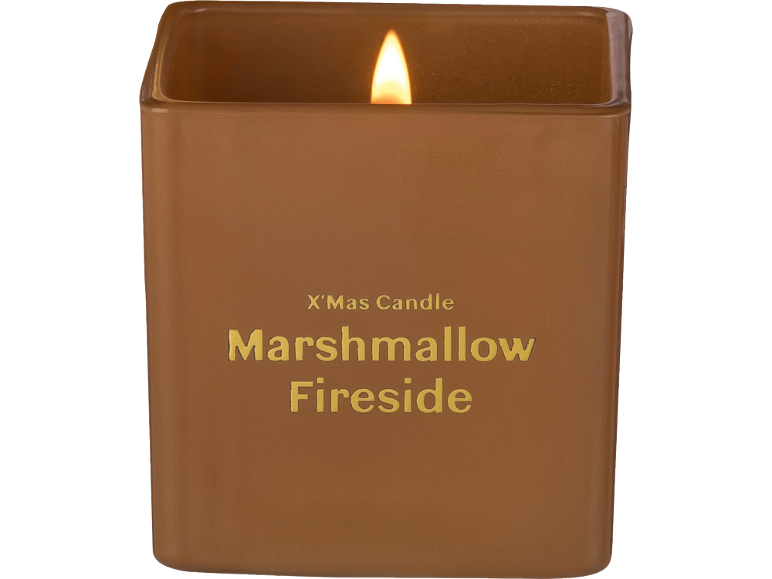 Une bougie carrée marron avec une mèche allumée, étiquetée 'X'Mas Candle Marshmallow Fireside'