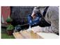 Personne utilisant une agrafeuse sans fil Rapid BTX606 18V bleue pour assembler des planches en bois.