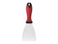 Une spatule en métal avec une poignée rouge.