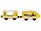 Train jouet jaune et blanc à deux wagons