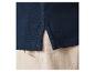Polo bleu marine et pantalon beige clair.