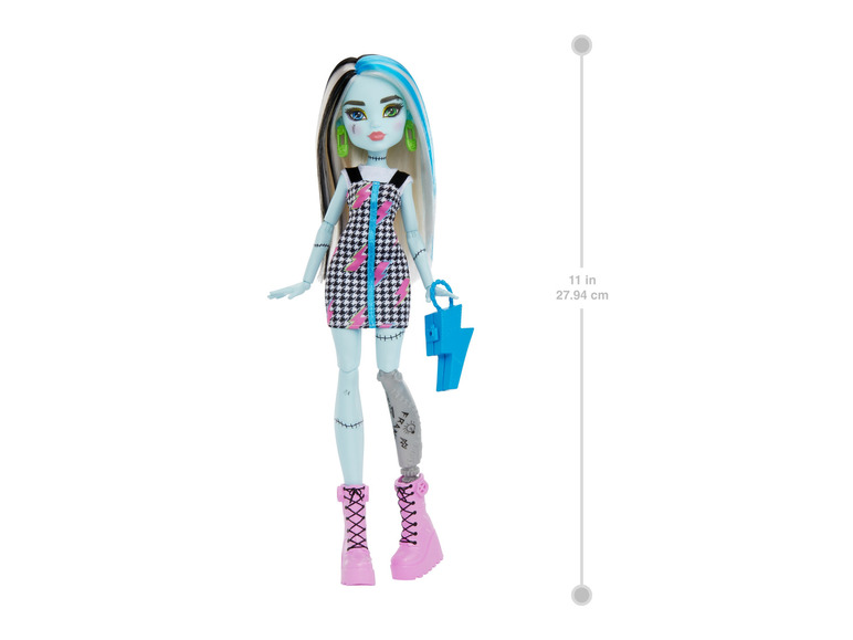 Poupée Monster High avec une robe à carreaux blancs et noirs et un sac bleu.