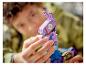 Un enfant assemble une figurine LEGO Llama de Fortnite.