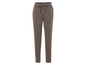 Pantalon marron à carreaux.