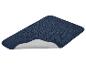 Tapis de bain bleu foncé avec dessous antidérapant, sur fond blanc.