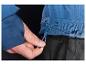 Gros plan sur une veste bleue avec cordon de serrage