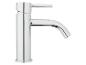 Un robinet de lavabo chromé au style moderne.