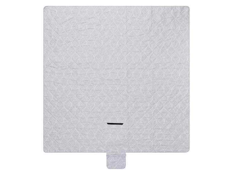 Couverture matelassée grise à motif géométrique, avec poche intégrée.
