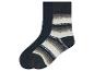 Deux paires de chaussettes, une noire et une rayée.