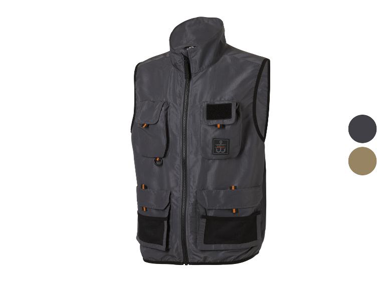 Gilet de pêche gris avec de nombreuses poches et des accents orange.