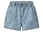 Short en jean pour enfant avec taille élastique et poches.